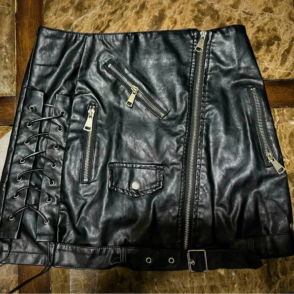 Black Leather Skirt with Zipper Details and hat - Picture 2 of 7